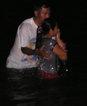 Humberto
                    baptizing a young lady